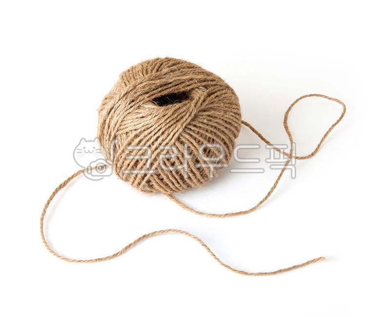 실타래,노끈,끈,줄,실뭉치,선물포장,황토색,흰색배경,누끼,흰배경,하얀배경,하양색,오브젝트,생활,포장끈,실,클로즈업