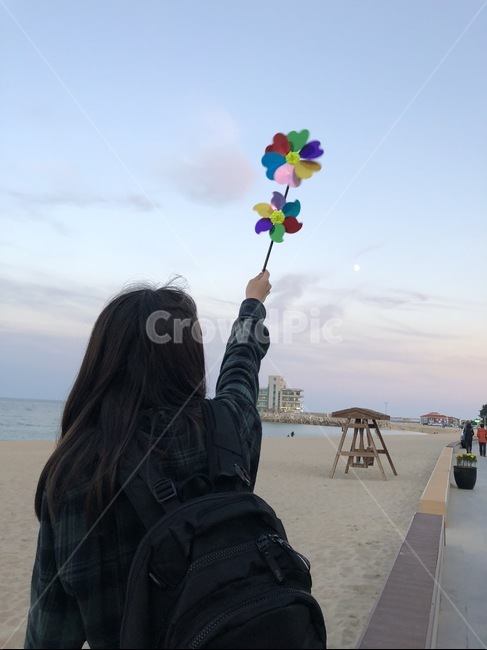 바다,여자,여행,뒷모습,인물,배낭,백팩,하늘,파도,파란색,바람개비,알록달록,감성,배경