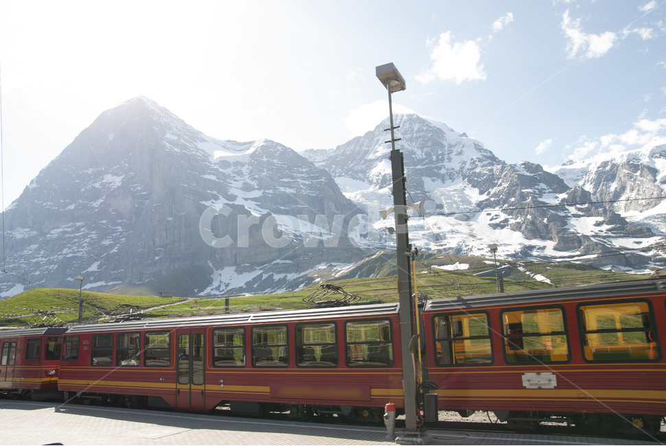스위스,기차,산악열차,산악,클라이네샤이덱,kleinescheidegg,클라이네,샤이덱,융프라우,mountaintrain,빨간,관광객,교통,교통수단,traffic,transportation