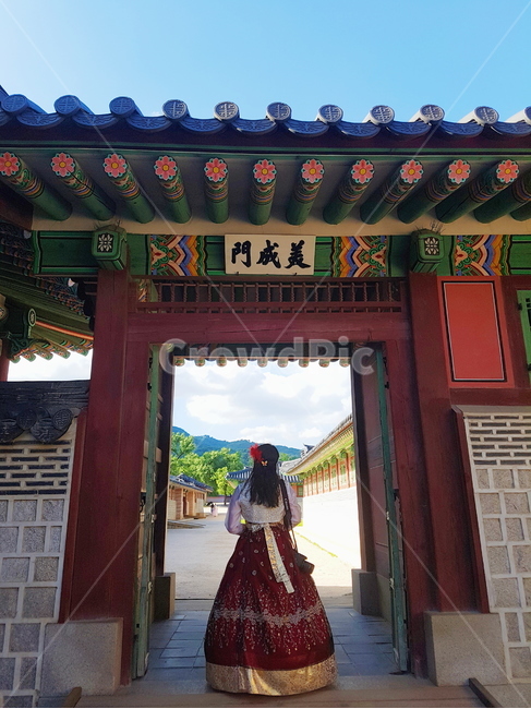 한복대여,경복궁,붉은한복,뒷모습,여성,궁궐,한국적,전통,한국전통,한국문화,korean traditional,korean culture,한복,한국전통의상,hanbok,korean traditional clothes,사람,인물,인간,human,person,여성,여자,woman,female,lady,건축물,건물외관,exterior,building,structure,architecture,construction