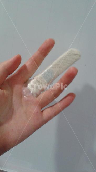 가운데손가락부상,부상,손가락깁스,손다침,여자손,아픈손,다친손