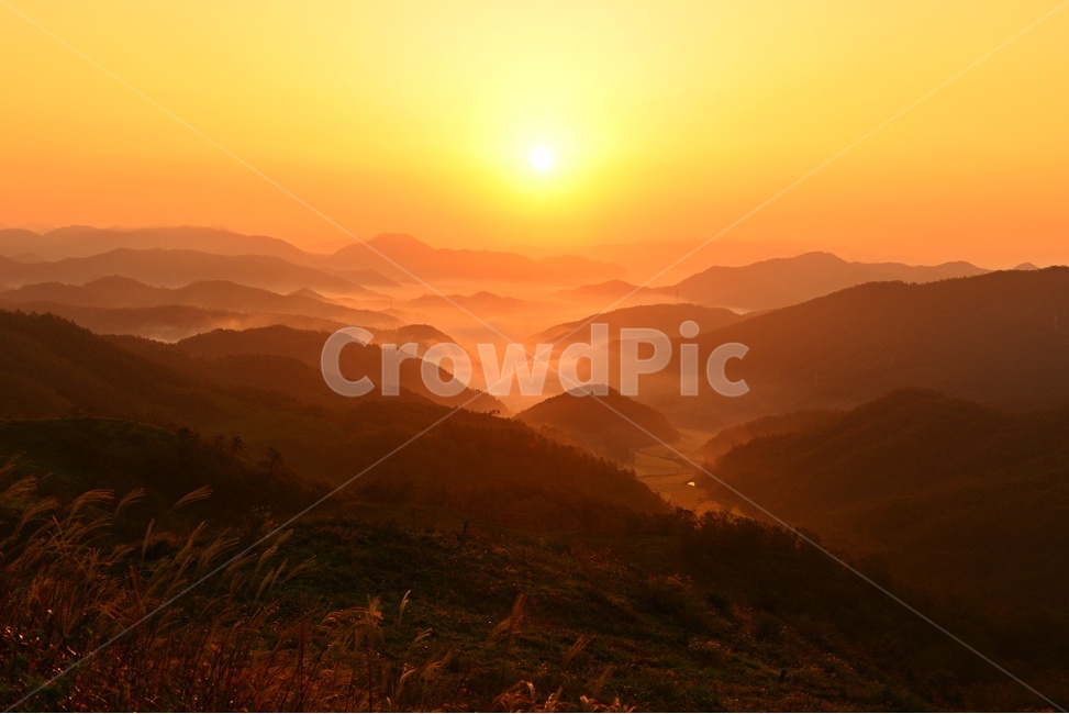 Seogwang Ranch sunrise,mountainrange,active acid,scene,mountain,Jeonnam,sight,Yeongam,sky,red sky,nature,mountain range,morning,Seogwang Ranch,outdoors,redsky,dawn,Sunrise,sunrise at active mountain