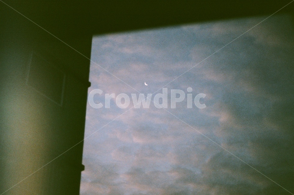 달,하늘,구름,초승달,저녁,기도,필름사진,감성사진,아날로그,야경,밤,풍경,nightscape,night,landscape,interior design,인테리어 디자인,indoors,옥내,architecture,건축물,building,건물