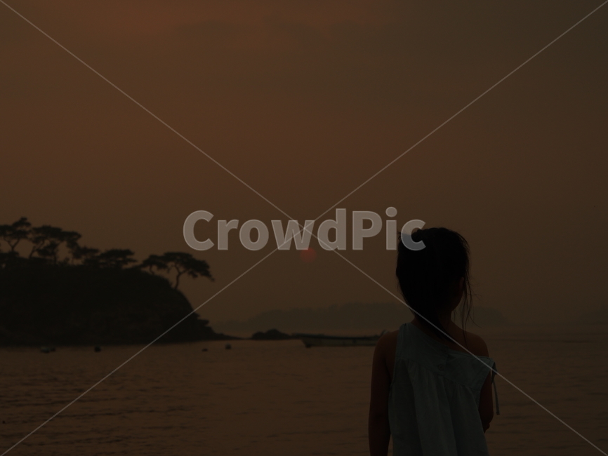 낙조,서해,sunset,해질녘,해넘이,바다,자연,nature,서해바다,연안,land,outdoors,옥외,water,물,노을,coast,사람,인물,인간,human,person,어린이,어린아이,child,children,kid,인물실루엣,사람실루엣,character silhouette,human silhouette
