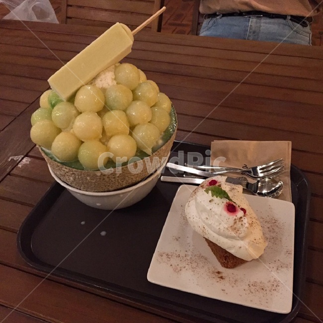 Melon shaved ice,bread,fruit,treachery,dishes,confectionery,carrot cake,food,summer,icecream,ice cream,cafe,dessert,cake,ingredients,carot,sweets,melon,carrot