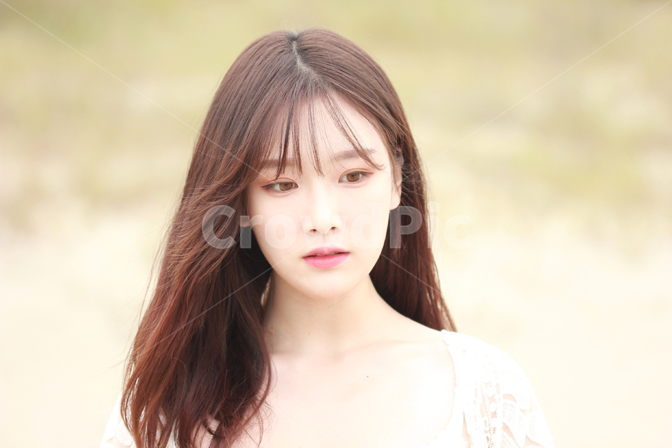 감성사진,예쁜여자,자연광,미인,정면,여인,white,하얀색,원피스,사람,인물,인간,human,person,얼굴표정,facial expression,face,여성,여자,woman,female,lady