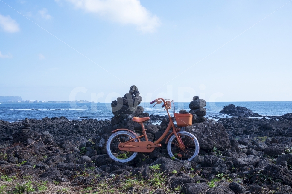 제주도,자전거,풍경,바다,여행,제주,하늘,구름,돌,잔디,주황,성산일출봉,해변,바닷가,자연,자연,풍경,nature,landscape,한국자연풍경,한국자연경관,korea nature landscape,해변,바다,beach,sea,제주도,jeju,jeju island,여행,휴가,traveling,vacation,trip,사물,물건,오브젝트,thing,object,matter,machine,기계,wheel,바퀴,bike,transportation,교통,vehicle,차량,bicycle