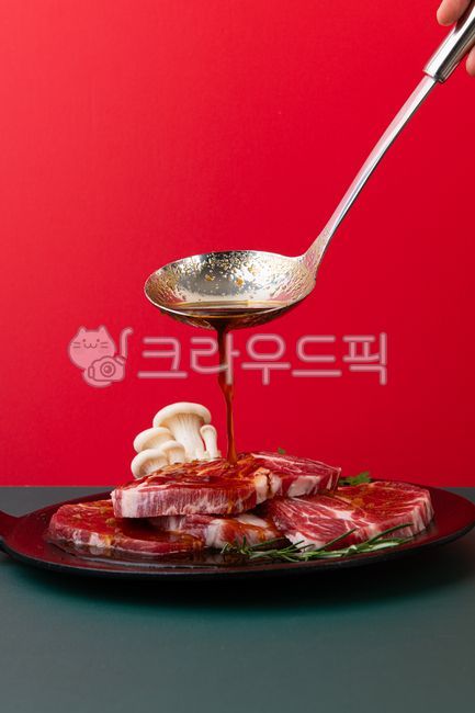 돼지갈비,양념육,생갈비,돼지고기,양념장,국자,접시,버섯,레시피,간장,생고기,갈비양념,숙성