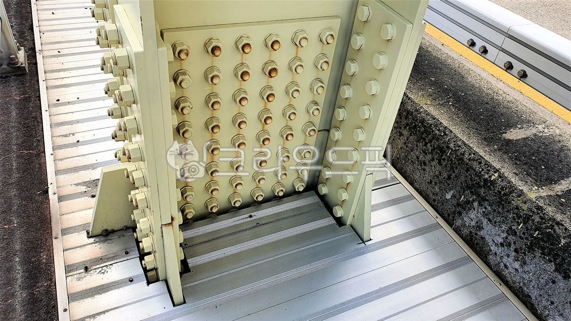 steel structures,riveting,mechanical engineering,crosssection joints,metal,butt joints,Rivets,lap joints,industry,bridges,doublerow joints,iron,rivet joints,flat head rivets,steel plates,architecture