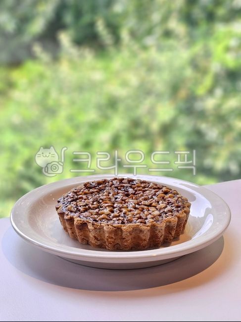 pie,walnut pie,walnut,nuts,bread,bakery,bakery,plate,bowl,weed,grass,sunshine