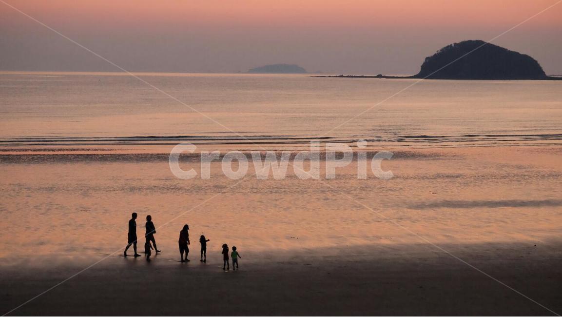 일몰,노을,황혼,가족,바다,자연,풍경,nature,landscape,한국자연풍경,한국자연경관,korea nature landscape,가족,패밀리,family,인물실루엣,사람실루엣,character silhouette,human silhouette,outdoors,옥외,person,사람,human,인간,ocean,대양,sea,water,물