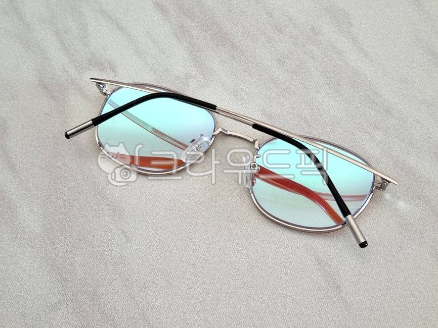 안경,glasses,eyeglasses,티타늄안경,안경테,sunglasses,색안경,색약안경,적녹색약,적록색약,tintedglasses,redgreenmedicine,colorweakness,색약,적색,빨간색,red