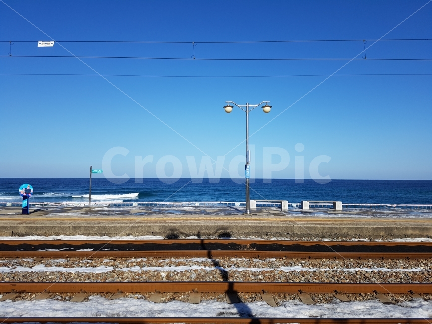 정동진,바다,겨울바다,레일,기차,철도,겨울풍경,하늘,파란하늘,눈,겨울,정동진바다,쓸쓸함,추움,기다림,풍경,바다풍경,sea,snow,winter,sky,자연,풍경,nature,landscape,교통,교통수단,traffic,transportation,rail,train track,기찻길,railway