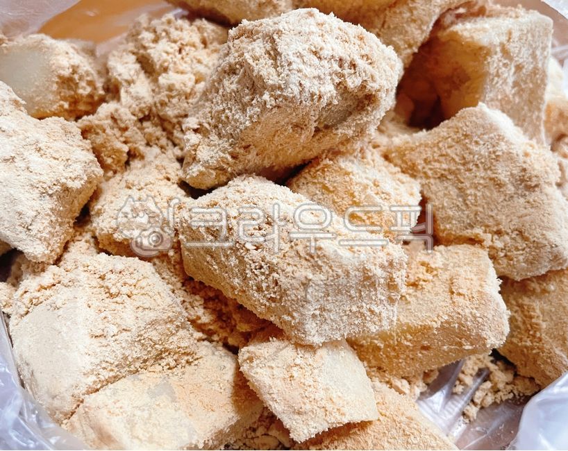 인절미,콩고물,인절미떡,떡,콩가루,찹쌀떡,전통음식,한식,한국음식,명절음식,음식,요리,식사,식재료,먹방,간식,후식,디저트,food,dish,cook,meal,koeeanfood,dessert