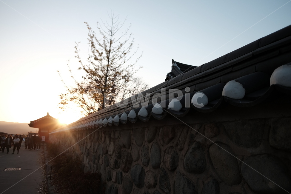 한옥,돌담,해질녘,노을,한옥마을,한국전통,한국문화,korean traditional,korean culture,건축물,건물외관,exterior,building,structure,architecture,construction