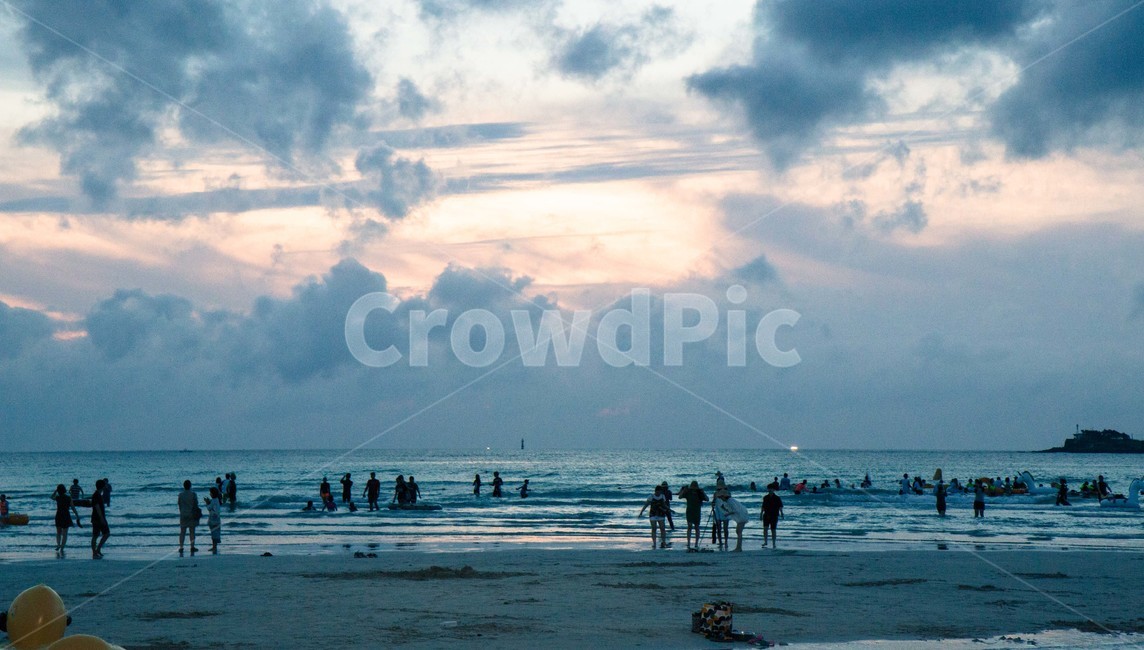 바닷가,풍경,바다,사람,물,여름,계절,summer,season,자연,풍경,nature,landscape,해변,바다,beach,sea,사람들,대중,군중,other people,crowd,색깔,색상,색채,색감,color sense,color sensitivity,feeling of color,outdoors,옥외,leisure activities,레저 활동,adventure,모험,ocean,대양,water