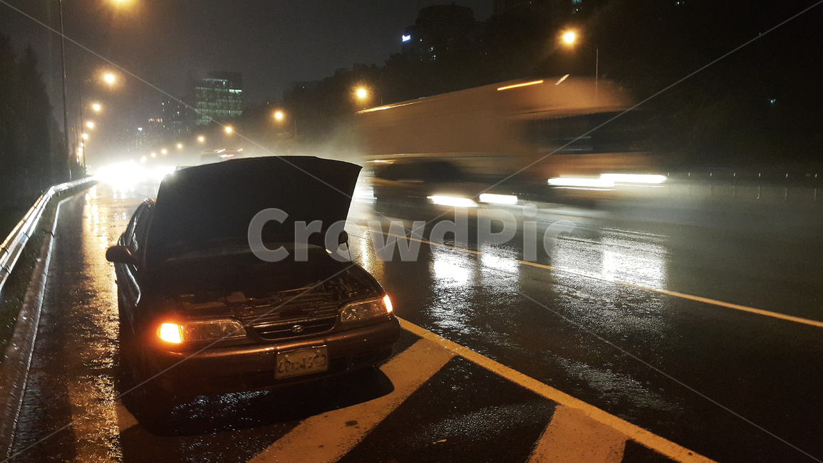 자동차,도로,고속도로,빗길,비,거리,차,차량,교통,고장,멈춤,car,vehicle,transportation,light,빛,asphalt