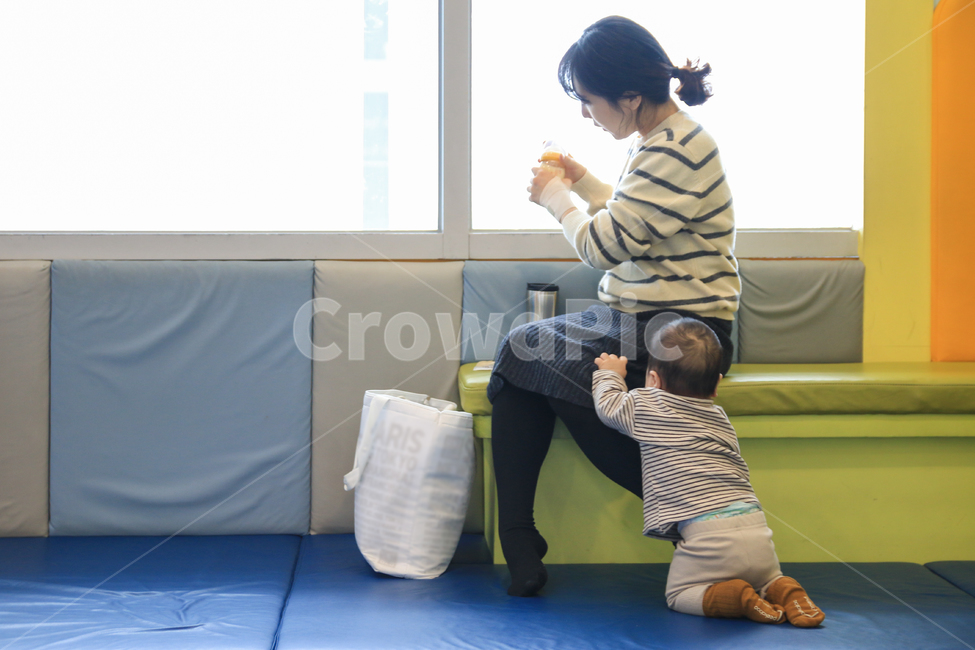 아기,엄마,육아,유아휴게실,놀이방,아이,어린이,분유,다정한,가족,모자,어머니,여자,여성,엄마와아들,공항,창가,식사,휴게실,영아,영유아,유아,비행기,인천공항,유아놀이방,키즈존,귀여운,사랑스런,사람,인물,인간,human,person,여성,여자,woman,female,lady,가족,패밀리,family,영유아,아기,애기,아이,infants,baby