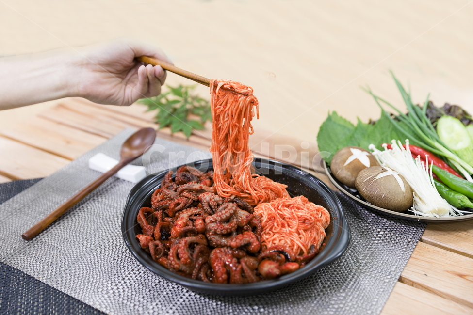 주꾸미,요리,다이어트,매운음식,식기류,건강식,조리법,그릇,테이블,식사,맛있다,먹다,별미,낙지,문어,맵다,짜다,준비,숟가락,식탁,붉다,해산물,바다요리,재료,배고프다,무침,볶음,식당,밥,볶다,젓가락,매콤하다,양념,국수,술안주,사람,인물,인간,human,person,신체일부,몸,body,음식,식재료,요리,food,cook,meal,dishes,food reserves,면류,면요리,noodles,한식,한국음식,한국요리,korean food,korean dishes,korean meal,korean cook
