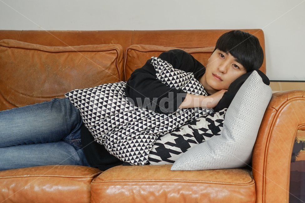 쇼파,소파,휴식,남성,남자,거실,휴일,sofa,실내,쿠션,rest,가구,사람,인물,인간,human,person,남성,남자,man,male