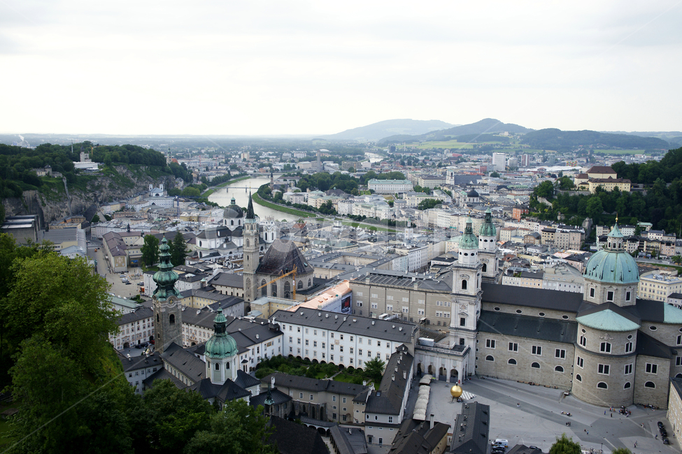 outdoors,nature,자연,풍경,scenery,경치,landscape,aerialview,유럽,오스트리아,잘츠부르크,성당,교회,europe,salzburg,austria,urban,river,강,집,house,도시,지붕,roof,다리,bridge,중앙광장