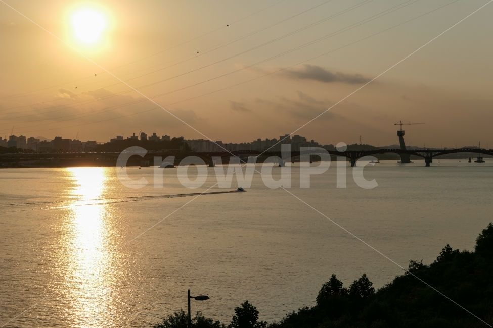 한강,서울,석양,윤슬,배,해,해질녘,도시,풍경,city,landscape,sunlight,햇빛,nature,자연,outdoors,옥외