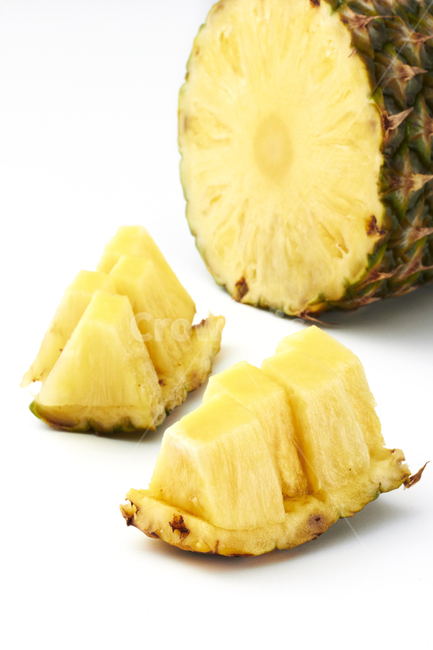 과일,fruit,달콤한,상큼한,pineapple,열대과일,green,yellow,하얀색,whithe,background,배경,정물,사물,접사,근접촬영,closeup,cut,section,자른,단면,음식,식재료,요리,food,cook,meal,dishes,food reserves,과일,열매,fruit,누끼,remove background