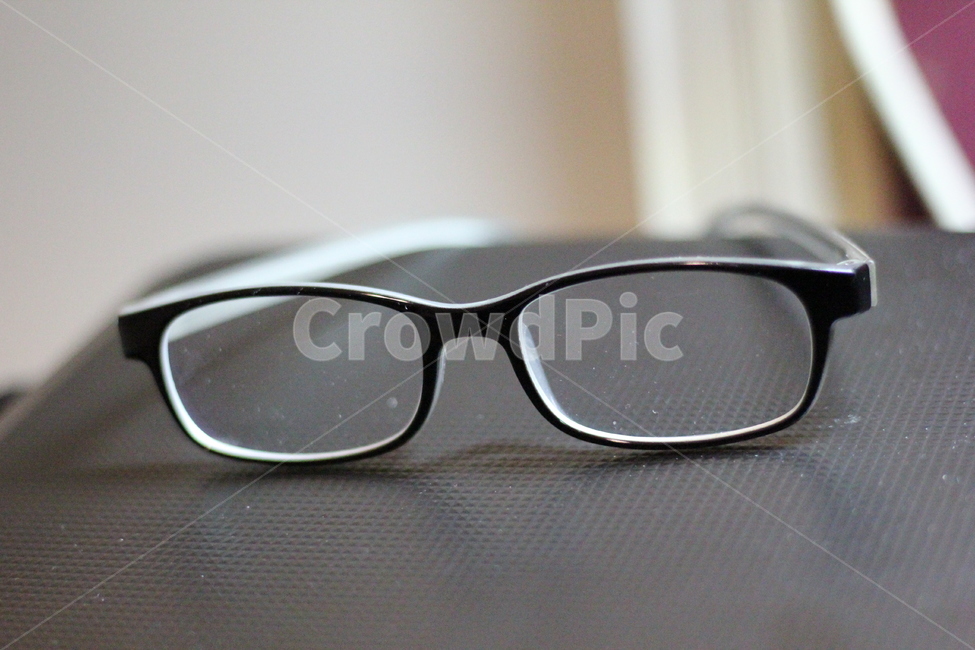 안경,뿔테,검은테,눈,초점,렌즈,안과,교정,돋보기,근시,원시,난시,glasses