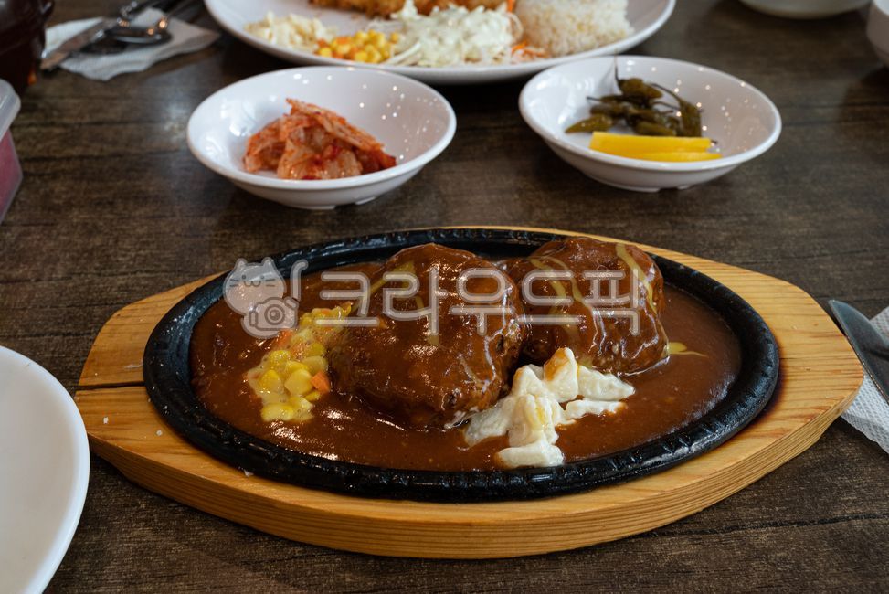 음식,food,함박스테이크,스테이크,경양식,양식,요리,음식점,그릇,푸드스타일링,돈까스,돈카츠,돈까스소스,소스,식사,아침식사,점심식사,저녁식사,점심시간,식탁,밥