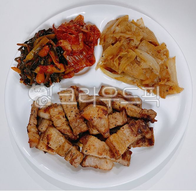 오겹살,삼겹살,돼지고기,돼지,고기,육류,양파구이,양파,파김치구이,김치구이,배추김치구이,구운배추김치,구운김치,구운파김치,구운양파,나눔접시,접시,음식,식사,food,meal,dish,meat,pork