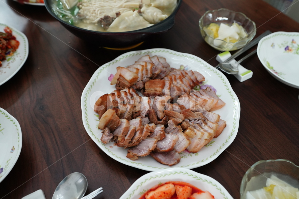 식사,보쌈,만두국,만두,돼지,음식,고기,육류,안주,국물요리,한식,디너,석식,먹방,먹거리,접시,냄비,음식,식재료,요리,food,cook,meal,dishes,food reserves,육류,고기,meat,한식,한국음식,한국요리,korean food,korean dishes,korean meal,korean cook