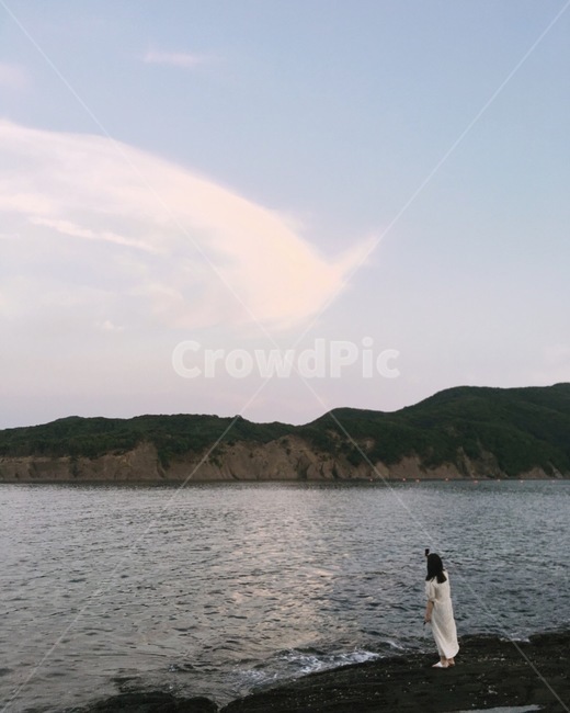 하늘배경,뒷모습,바다풍경,저녁하늘,sky,sunset,sea,veiw,구름,theseaside,beach,appearancefrombehind,island,대마도,히타카츠,사람,인물,인간,human,person,여성,여자,woman,female,lady,여행,휴가,traveling,vacation,trip