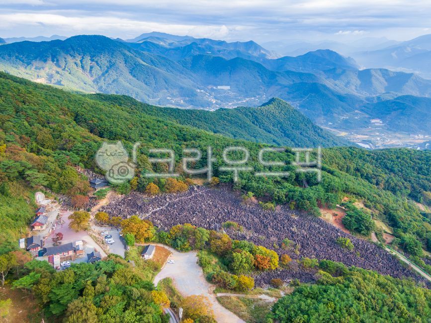 만어사,너덜바위,너덜겅,너덜지대,너덜,너덜돌,불교,절,사찰,돌너덜,종교,바위,암석,지질,지질구조,경사,비탈,여름,초록색,녹색,산,야외,실외,풍경,자연,밀양,밀양시,경상남도,경남,산맥