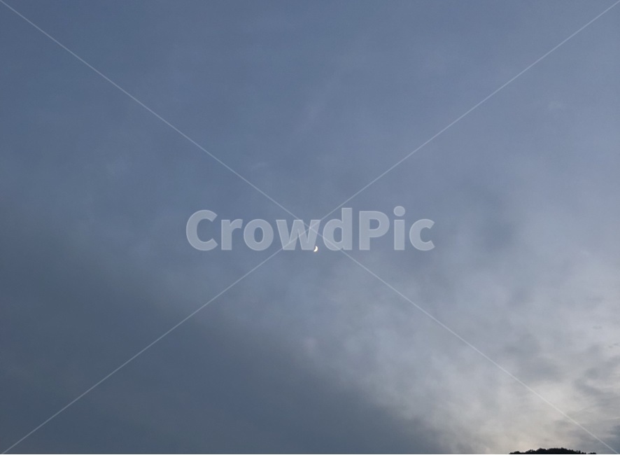 하늘,흐린하늘,초승달,달,nature,자연,outdoors,옥외,sky,moon,구름,cloud