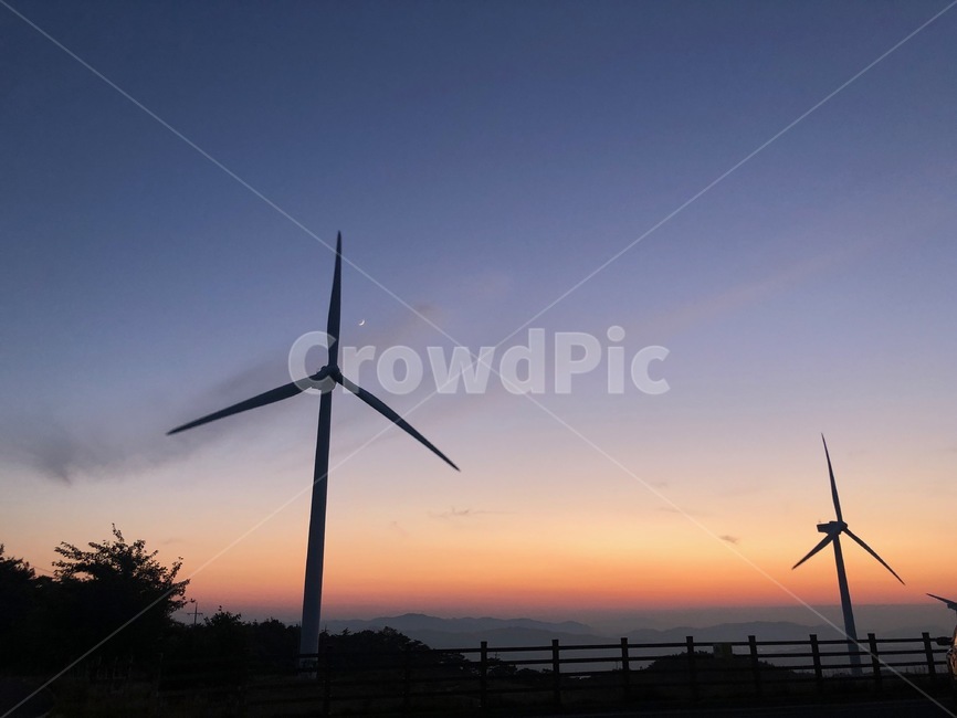 풍력발전소,풍력,노을,하늘,sunset,아름다움,모터,광활함,motor,windturbine,sky,여백,터빈,turbine,달,moon,에너지산업,energy industry,engine,엔진,machine,기계,wind turbine,풍력 터빈
