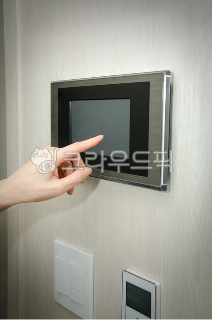 비디오폰,홈오토메이션,손,디지털도어,네트워크,모니터,집,인터넷,통신,편리함,원터치,손가락,언택트,버튼,제어장치,디지털,도어,안전,보안,홈네트워크,무인경비,방문,배달,택배,제어,장치,스마트,원격,컨트롤,난방,사람,실내,문,여자,여성