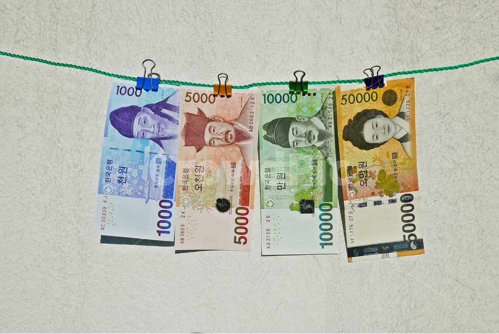 돈,지폐,한국돈,화폐,종이돈,컨셉,배경,천원,오천원,만원,오만원,용돈,한국은행,줄,빨랫줄,집게,벽,매달린,하얀,금융,돈,finance,banking,money
