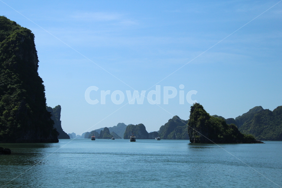 outdoors,nature,자연,sea,땅,water,바다,물,대양,boat,섬,바다섬,베트남,하롱베이,자연,풍경,nature,landscape,land,옥외,ocean,shoreline,해안선,coast,연안,보트,vehicle,차량,transportation,교통