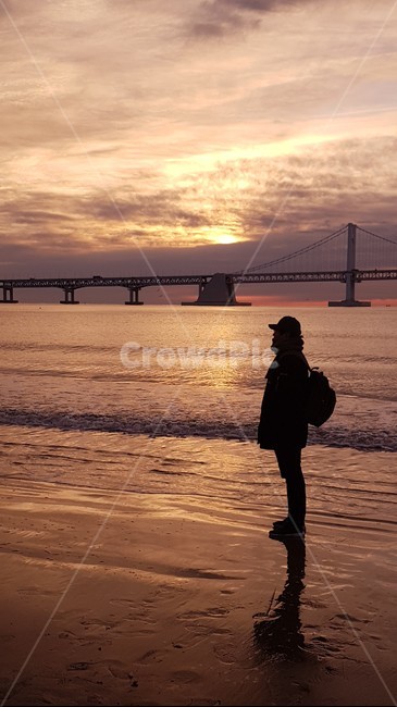 노을,그림자,다리,바다,검은사람