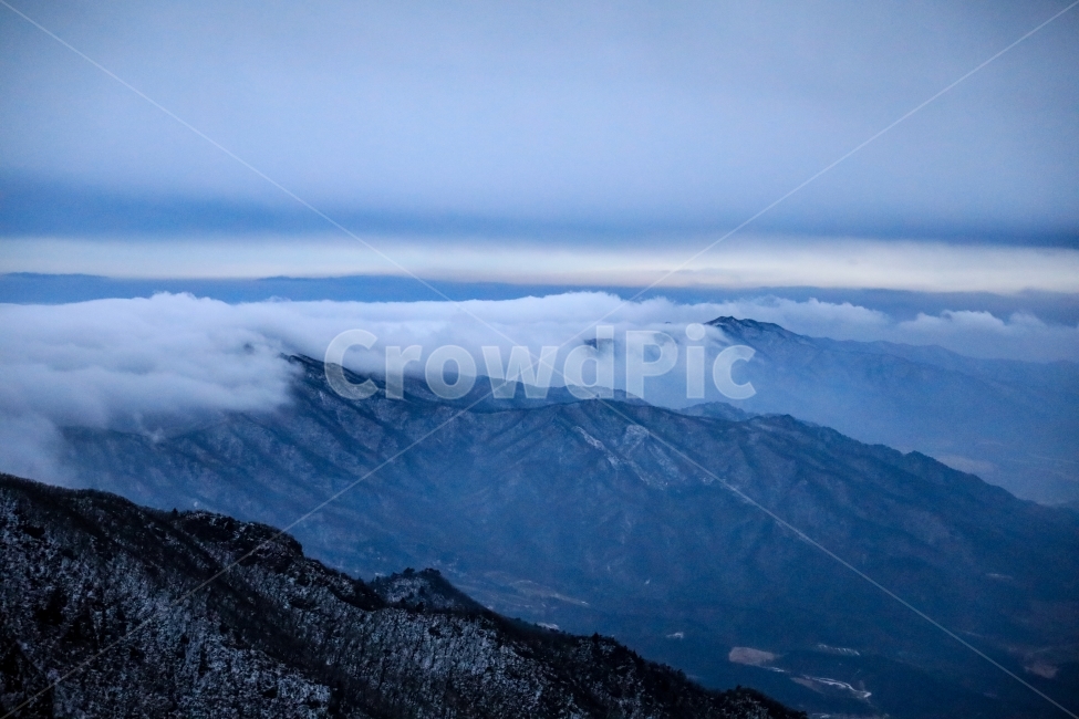산,운해,구름,새벽,아침,산세,산모습,나무,눈,겨울,winter,mountain,clouds,mountains,cloud,tree,trees,mountaineering,등산,산행,snow,자연,겨울,계절,winter,season,자연,풍경,nature,landscape,한국자연풍경,한국자연경관,korea nature landscape,outdoors,옥외,mountain range,산맥,scenery,경치