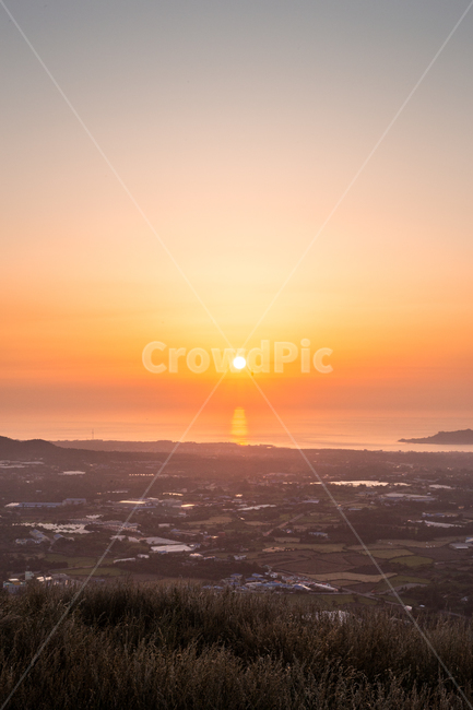 노을,해질녘,일몰,하늘,구름,햇빛,sunset,sky,cloud,sun,sunlight,능선,언덕,light,오름,역광,제주,풍경,landscape,제주도,경치,바다,sea,ocean,해안선,수평선,자연,풍경,nature,landscape,outdoors,옥외,scenery