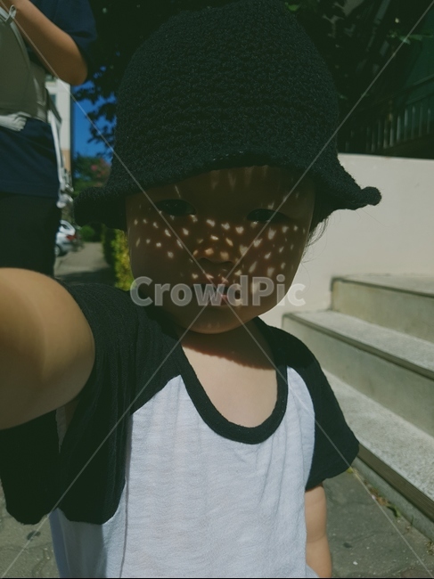 baby,selfi,여름,summer,그림자,모자,사람,인물,인간,human,person,어린이,어린아이,child,children,kid