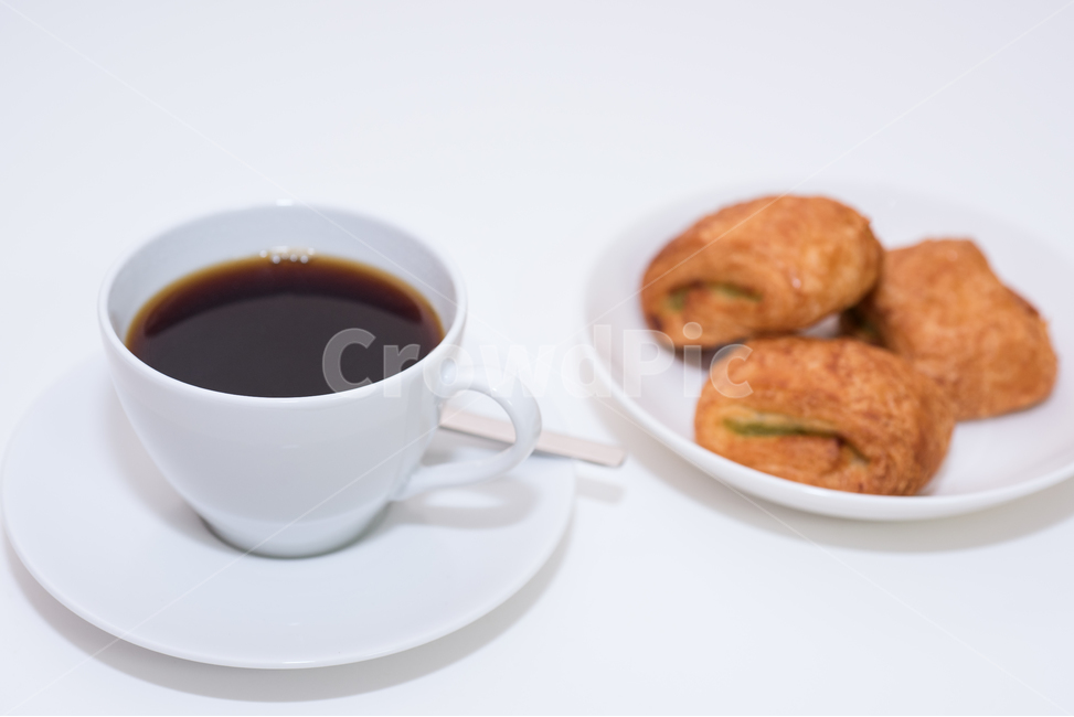 커피,빵,아침식사,컵,커피잔,다이어트,간편한,신선한,점심,점심식사,식사,현대,아침,접시,휴식,상쾌한,간단한,공간,오피스,브런치,하얀,흰,흰색,배경,백그라운드,여백,간식,여유,오브젝트,블랙커피,아메리카노,음식,생활,음식,식재료,요리,food,cook,meal,dishes,food reserves,빵,bread,디저트,간식,후식,dessert,snack,커피,카페,coffee,cafe