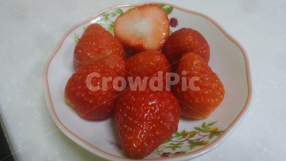 딸기,strawberry,장미과,붉은열매,과일,매,초매,농산물,음식,식재료,요리,food,cook,meal,dishes,food reserves,과일,열매,fruit