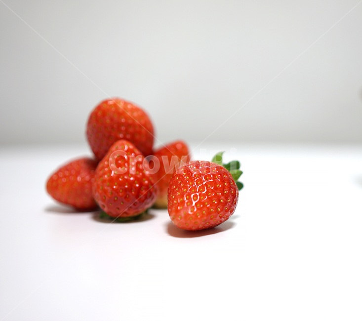 딸기,strawberry,과일,음식,겨울철과일,빨강,레드,red,베리,음식,식재료,요리,food,cook,meal,dishes,food reserves,과일,열매,fruit
