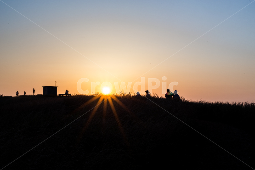 노을,해질녘,일몰,하늘,구름,햇빛,sunset,sky,cloud,sun,sunlight,능선,언덕,flare,플레어,light,오름,역광,뒷모습,실루엣,사람,자연,풍경,nature,landscape,빛,outdoors,옥외