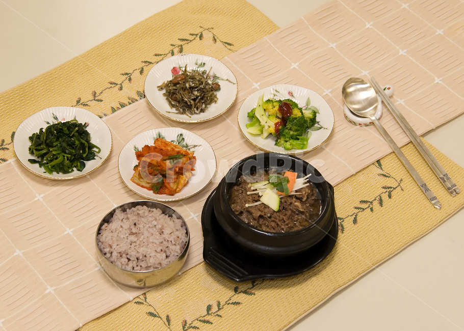 도시락,백반,김치,멸치조림,젓가락,집밥,현미밥,맛있는,푸짐한,밥상,브로콜리,뚝배기불고기,뚝불,시금치무침,음식,식재료,요리,food,cook,meal,dishes,food reserves,한식,한국음식,한국요리,korean food,korean dishes,korean meal,korean cook
