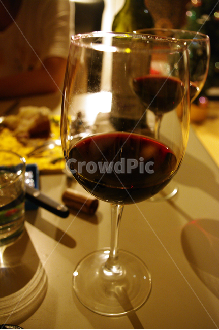 wine,와인,술,잔,포도주,글라스,테이블,조명,실내,기념일,축하,anniversary,congratulation,celebrate,celebration,술,주류,alcohol