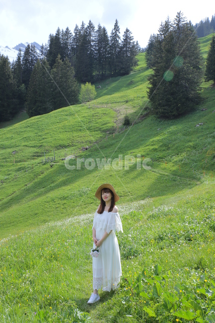 들판,grassland,목초지,field,들,outdoors,옥외,apparel,의복,clothing,의류,nature,자연,grass,잔디,plant,식물,dress,드레스,person,사람,human,인간,female,여자,자연,풍경,nature,landscape,사람,인물,인간,human,person,여성,여자,woman,female,lady,여행,휴가,traveling,vacation,trip
