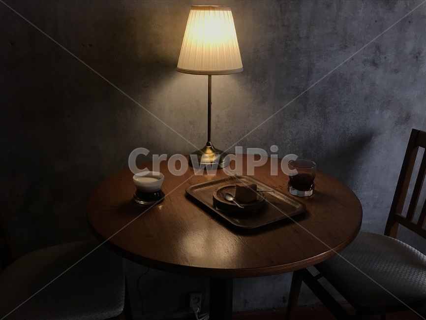 카페,테이블,조명,커피,방,감성사진,cofffee,실내,인테리어,cafe,분위기,가구,디저트,의자,빈자리,인테리어,실내디자인,interior design